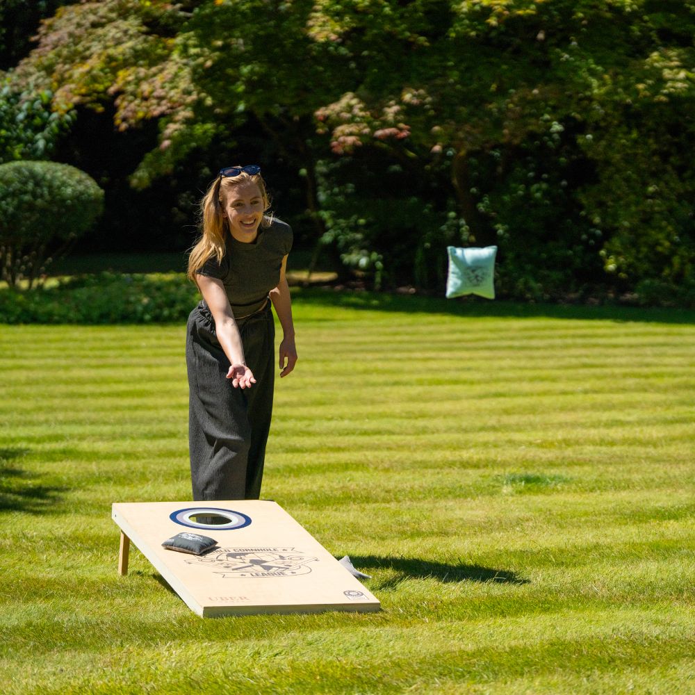 World Cornhole League – 120 x 60 cm großes Doppelbrett-Set - 100% Holz - 16 super Bean Bags - Profi