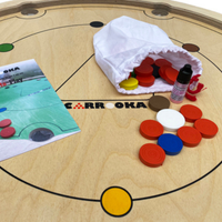 Carrooka Natural Spielsteine, weißer Baumwollbeutel mit Kordelzug, Fläschchen Startpulver und Regelheft auf dem Brett