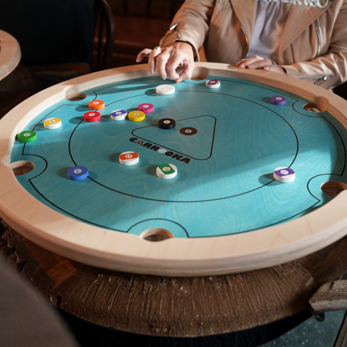 Nahaufnahme des Carrooka Pool 8 Blue Bretts während des Spiels, mit Pool-Spielsteinen verteilt auf der blauen Spielfläche