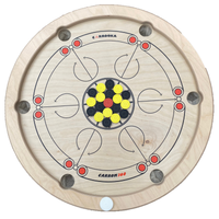 Draufsicht auf das Carrooka Carrom360 Drehbrett mit gelben und schwarzen Spielsteinen rund um die rote Queen und weißem Striker
