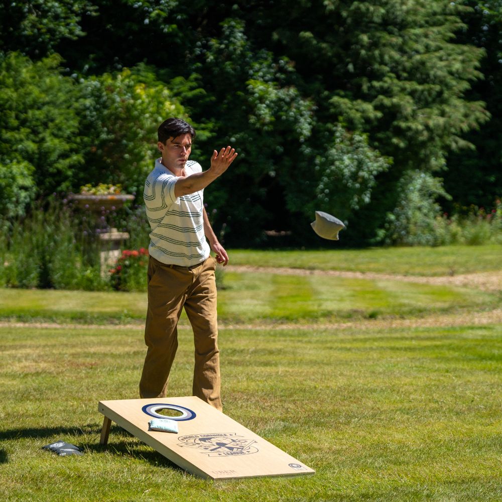 World Cornhole League – 120 x 60 cm großes Doppelbrett-Set - 100% Holz - 16 super Bean Bags - Profi