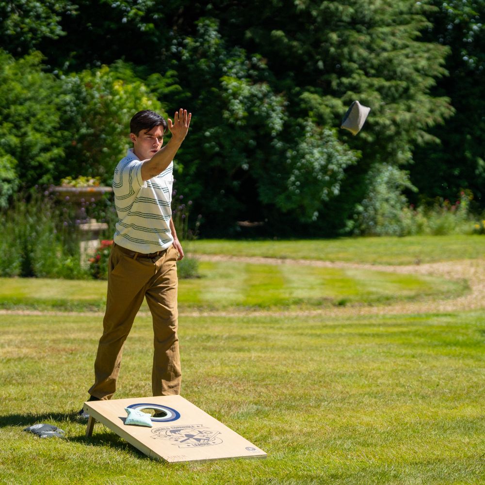 World Cornhole League – 90x60 cm großes Doppelbrett-Set - 100% Holz - 16 super Bean Bags - Profi