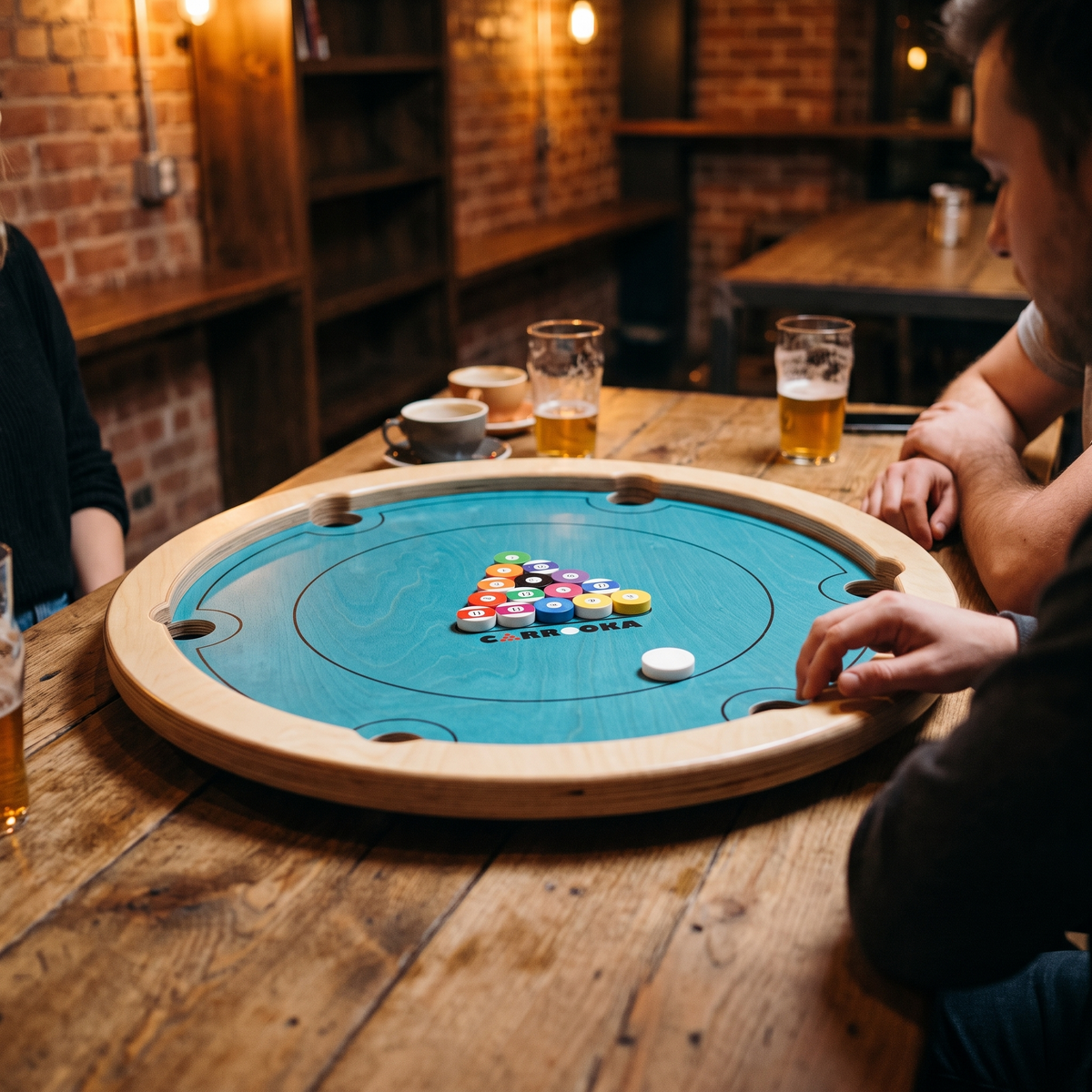 Carrooka Pool 8 Blue an einem Tisch in einer Bar gespielt, mit Getränken auf dem Tisch