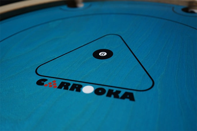 Nahaufnahme des Carrooka Pool 8 Drehbretts mit dem schwarzen 8er-Spielstein und dem Carrooka-Logo