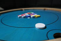 Carrooka Pool 8 Striker auf dem Drehbrett mit den Spielsteinen im Hintergrund