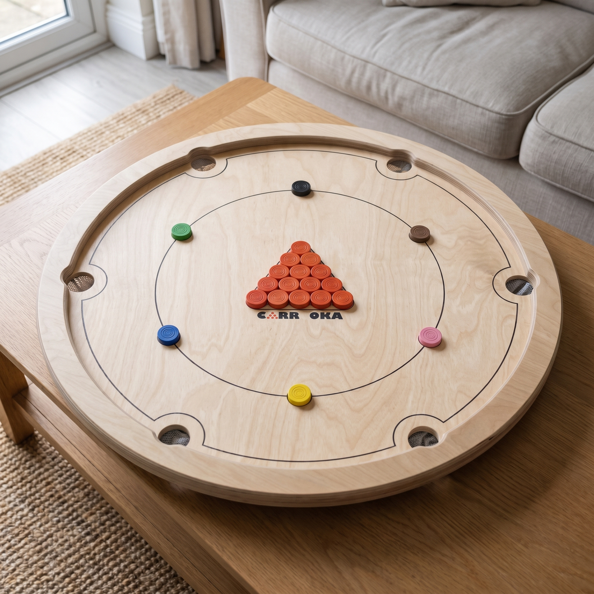 Carrooka Natural Drehbrett aus Birkenholz auf einem Couchtisch, mit roten Spielsteinen im Dreieck und sechs Farbsteinen