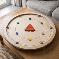 Carrooka Natural Drehbrett aus Birkenholz auf einem Couchtisch, mit roten Spielsteinen im Dreieck und sechs Farbsteinen