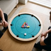 Carrooka Pool 8 Blue Drehbrett mit Spielsteinen im Poolkugel-Design, zwei Spieler an einem Couchtisch