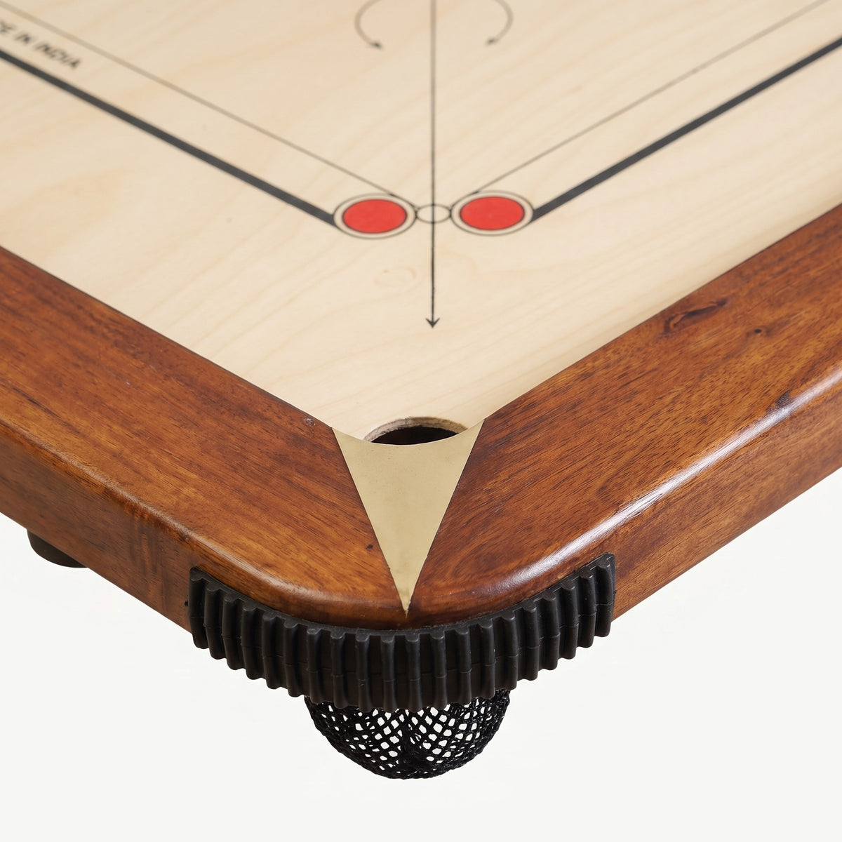 Ecke des Precise Carrom Bretts mit walnussfarbenem Rahmen, Gummi-Eckschutz und Netztasche