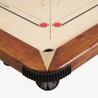 Ecke des Precise Carrom Bretts mit walnussfarbenem Rahmen, Gummi-Eckschutz und Netztasche