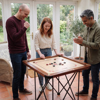 Drei Freunde freuen sich über einen gelungenen Stoß auf dem Precise Carrom Brett World-Class Edition