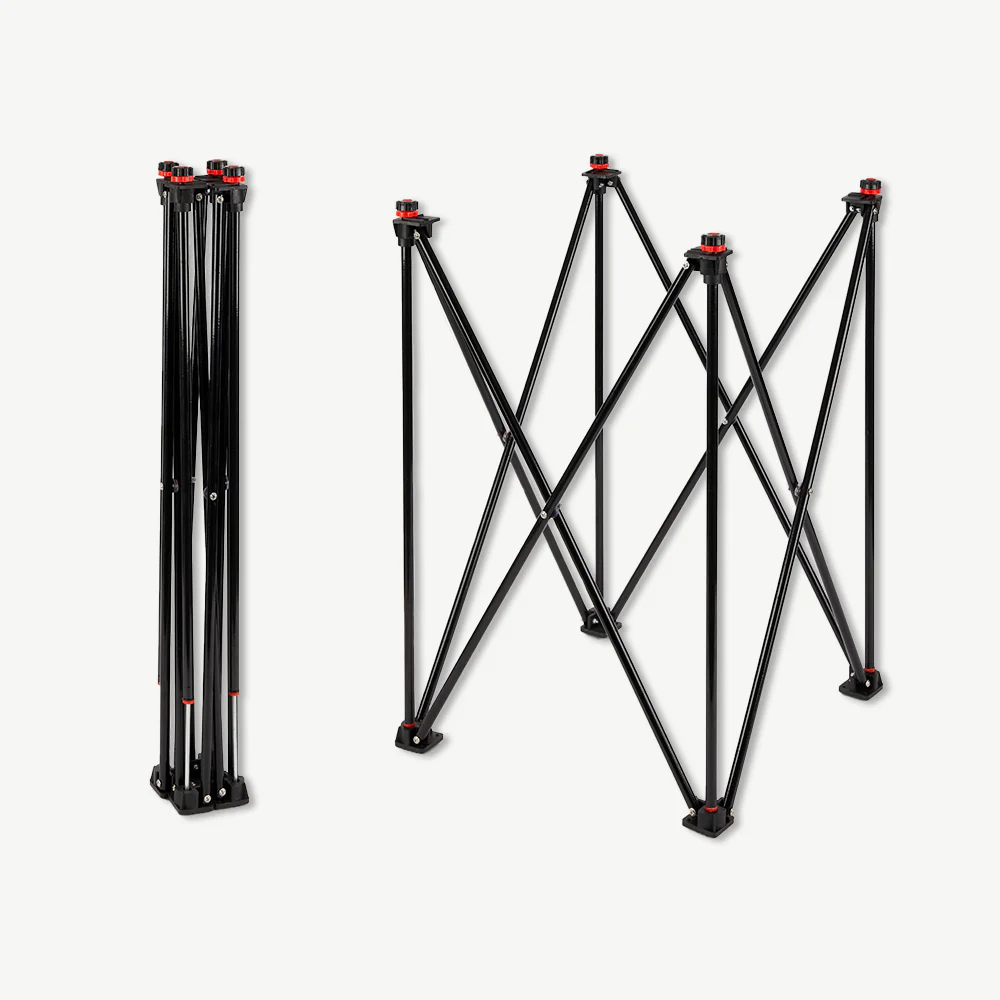 Klappbarer Carrom-Tisch aus Metall, zusammengeklappt und aufgebaut