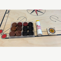 Zubehör: Carrom Spielsteine, Carrom-Pulver und Striker auf dem Brett