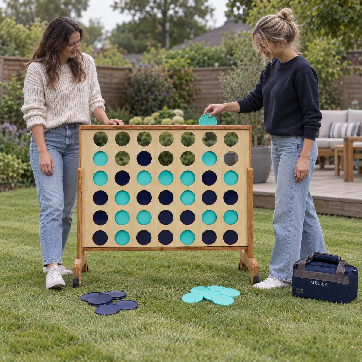 Zwei Freundinnen spielen Mega 4-Gewinnt XL Hartholz im Garten