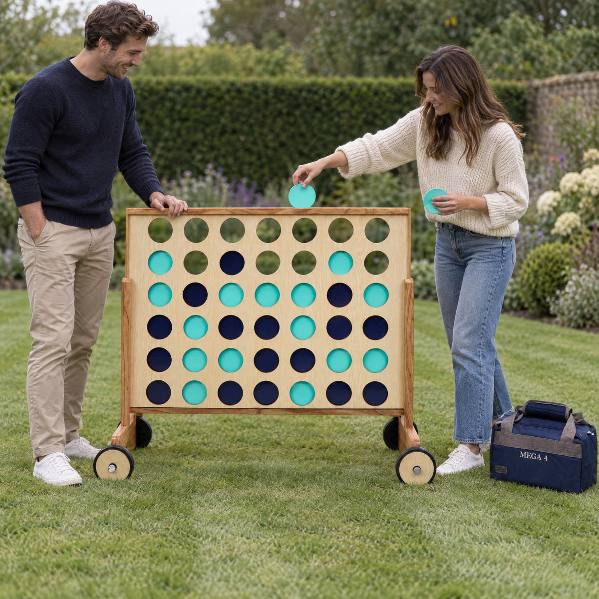 Mega 4-Gewinnt XL auf Rädern, zwei Spieler im Garten